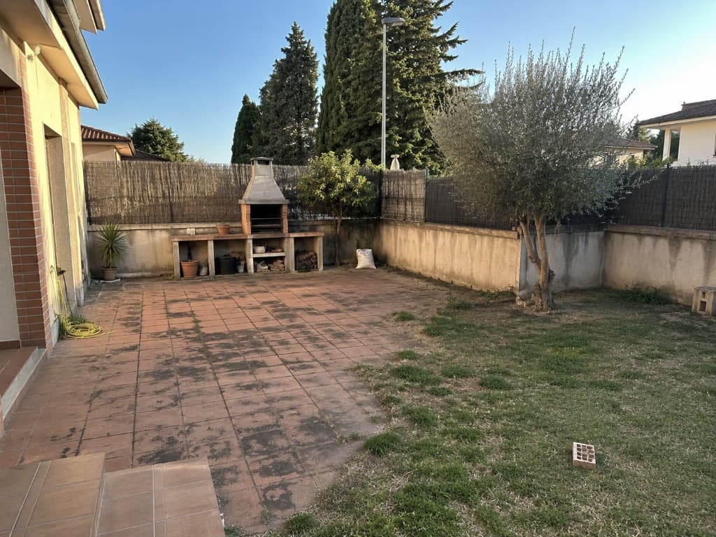 Antes: Zona de cocina y barbacoa exterior de chalet antes y después