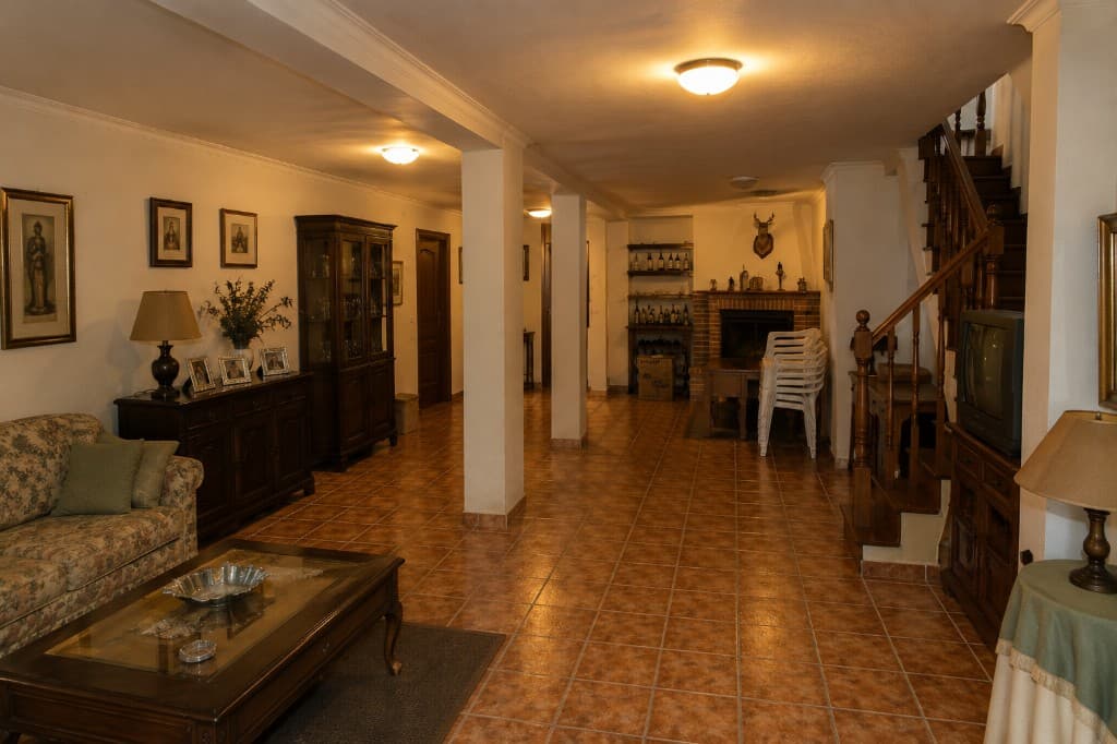 Antes: Sótano de chalet convertido en estudio de música con cabina y mesa de mezclas