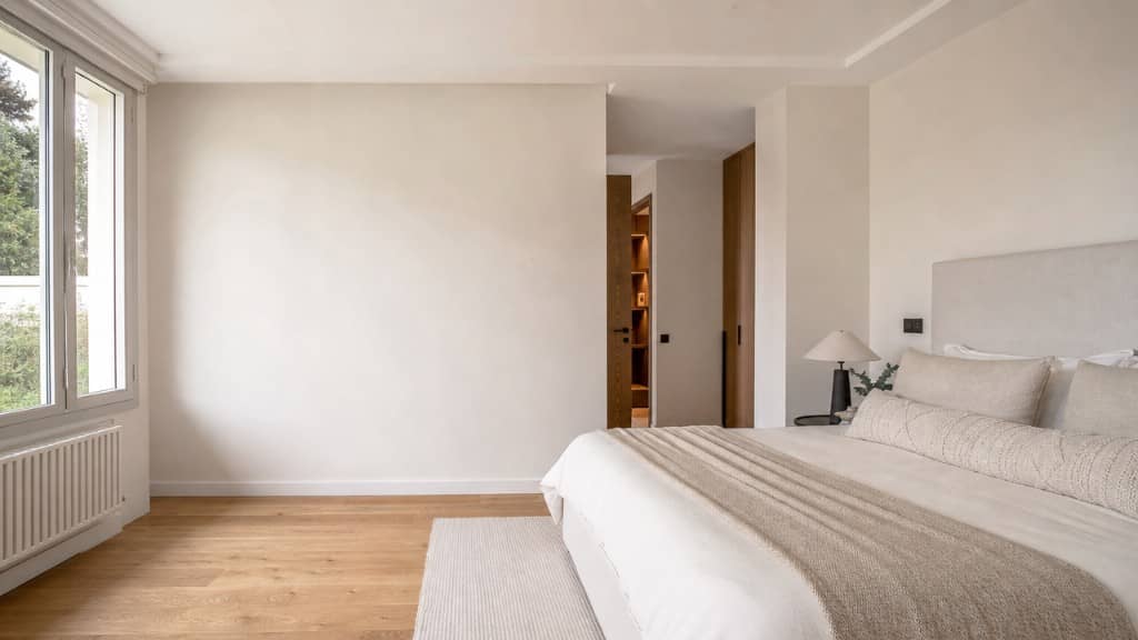 Dormitorio suite de chalet con vestidor iluminado