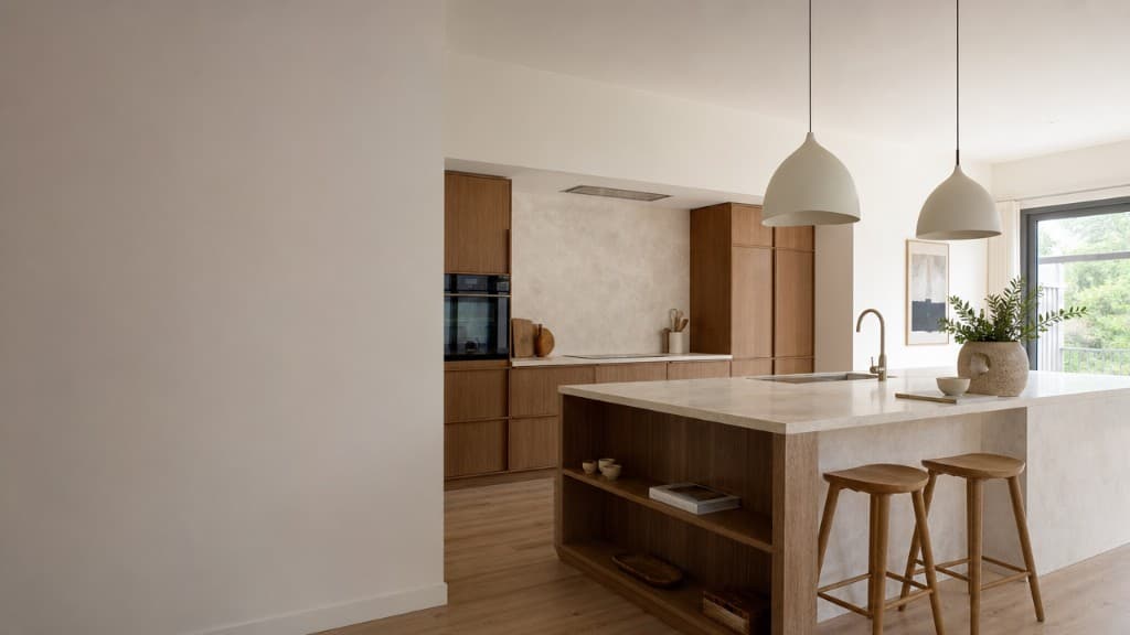 Cocina isla estilo japandi con encimera de piedra en chalet