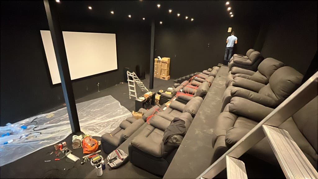 Antes: Sala de cine en chalet: de montaje de asientos a sala dedicada terminada